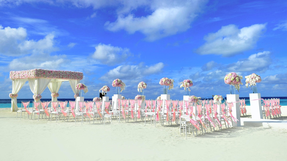 Benefícios de realizar um casamento na praia
